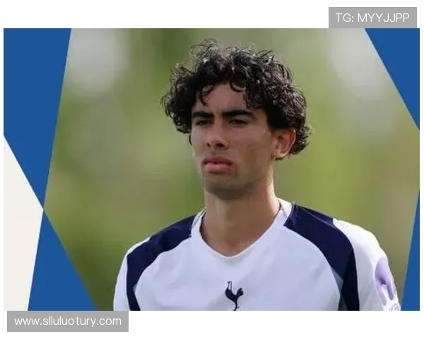 斯基拉报道曼联热刺等球队关注亚特兰大后防新星阿哈诺的潜力与表现